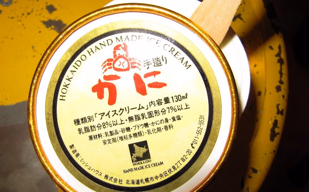 Kem cua: Món kem mát lạnh này được một công ty chế biến từ món cua biển tươi ngon của vùng Hokkaido. Món ăn này mang đến trải nghiệm hương vị mặn mòi của biển cả cho thực khách. Đây được đánh giá là món tráng miệng tuyệt vời sau khi thưởng thức các món hải sản ở Hokkaido.