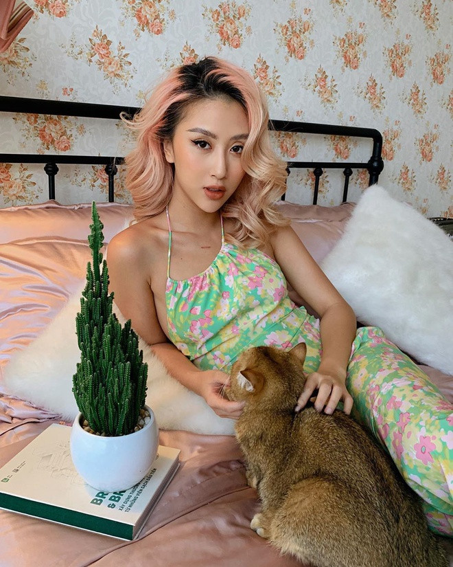 Không còn là hot girl dễ thương ngày nào, Quỳnh Anh Shyn chuyển hướng sang phong cách cá tính với làn da nâu rám nắng.