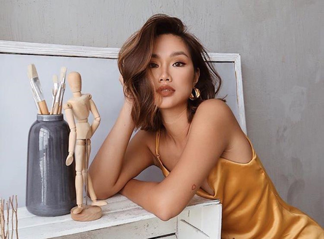 Ảnh minh họa. Tuy nhiên, ngoài vấn đề đắt đỏ thì phương pháp này lại mang đến nhiều nguy cơ tiềm ẩn về khả năng gây ung thư nên còn gặp nhiều tranh cãi. Ở thời điểm hiện tại phương pháp này không còn phổ biến như trước nữa. 3. Kem làm nâu da Thường là dạng kem, có thể tự làm tại nhà và rất an toàn, không gây hại cho da. Các loại kem làm nâu da thường chứa DHA (dihydroxyaxetone), một loại đường đơn có trong cây mía có khả năng là phản ứng với các tế bào da ở tầng biểu bì, làm thay đổi sắc tố da trong thời gian ngắn mà không cần sự tác động của tia UV. Thế nhưng cách này có điểm yếu là dễ loang lỗ, không đều màu và thường 10 ngày bạn phải nhuộm lại. Tuy nhiên, đây là phương pháp làm nâu da lành tính được ưa chuộng nhất.