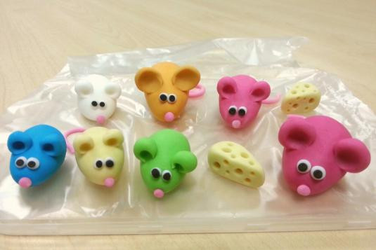 Các chú chuột đầy màu sắc để trang trí trên những chiếc bánh kem.