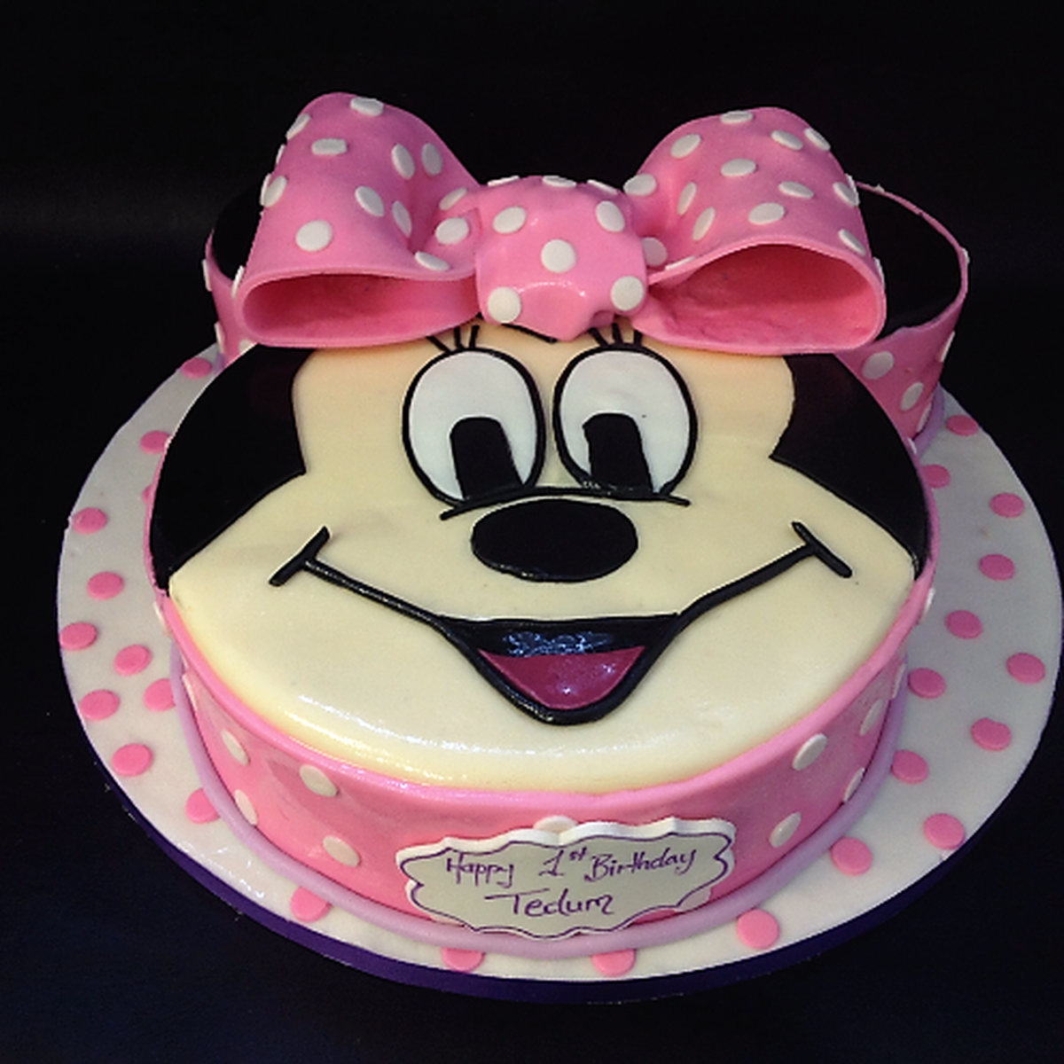 Chiếc bánh hình mặt chuột Mickey siêu cute.