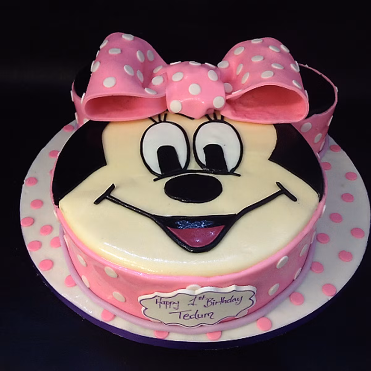 Chiếc bánh hình mặt chuột Mickey siêu cute.