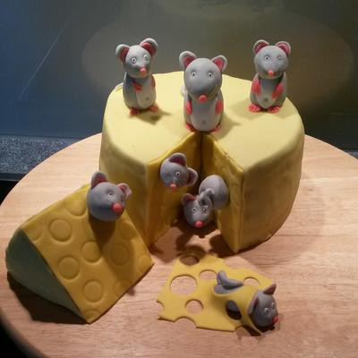 Nếu bạn đang có ý định làm bánh hoặc đặt bánh chúc mừng sinh nhật người tuổi Tý, hãy tham khảo những mẫu bánh kem hình con chuột dễ thương sau đây. 