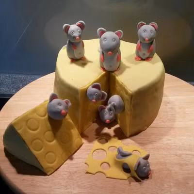 Nếu bạn đang có ý định làm bánh hoặc đặt bánh chúc mừng sinh nhật người tuổi Tý, hãy tham khảo những mẫu bánh kem hình con chuột dễ thương sau đây. 