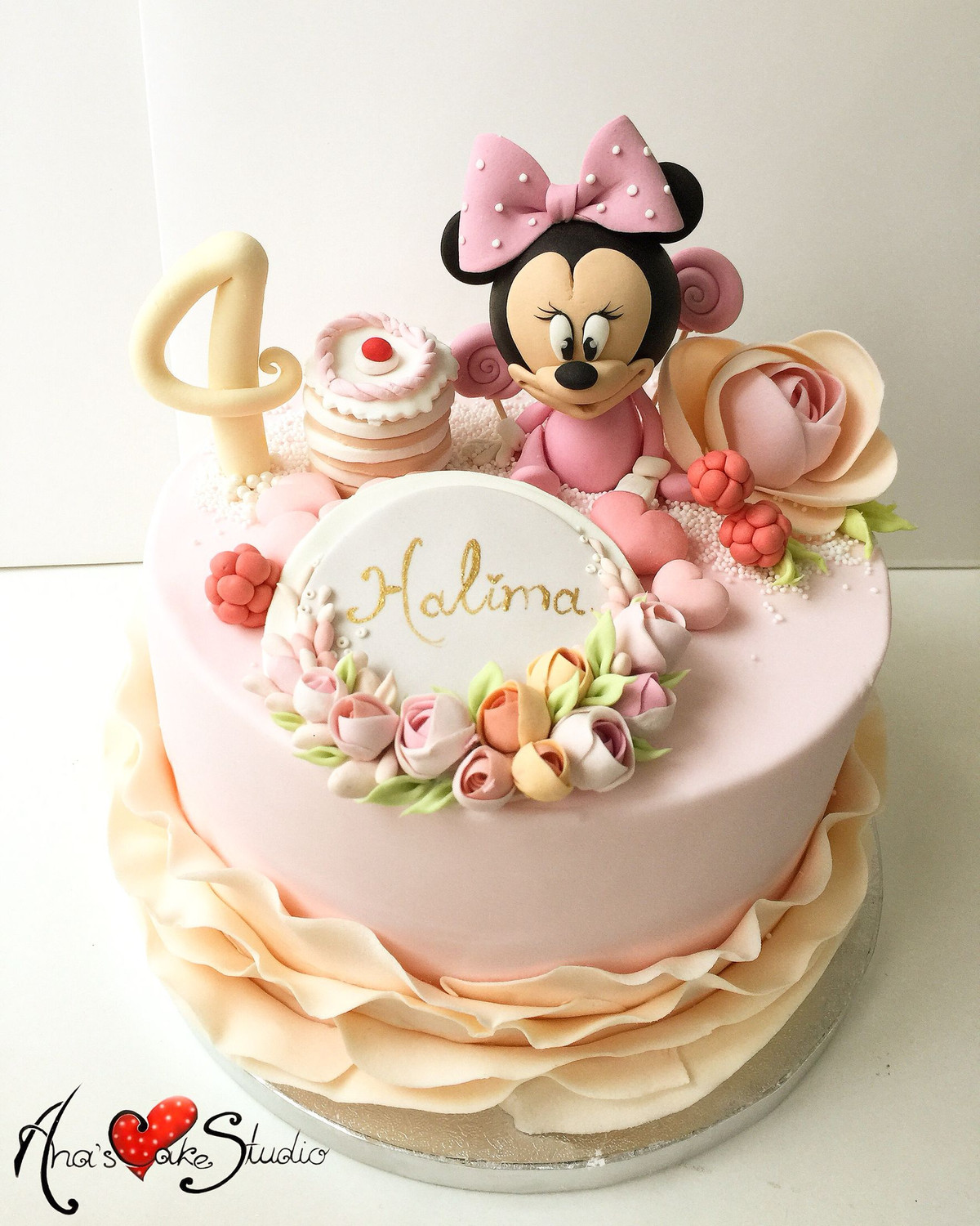 Các cô bé tuổi chuột có thể sẽ yêu thích chiếc bánh kem hình chuột Mickey nơ hồng.