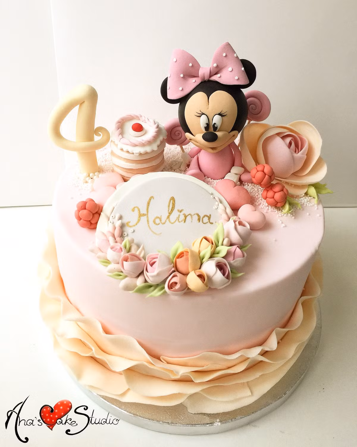 Các cô bé tuổi chuột có thể sẽ yêu thích chiếc bánh kem hình chuột Mickey nơ hồng.