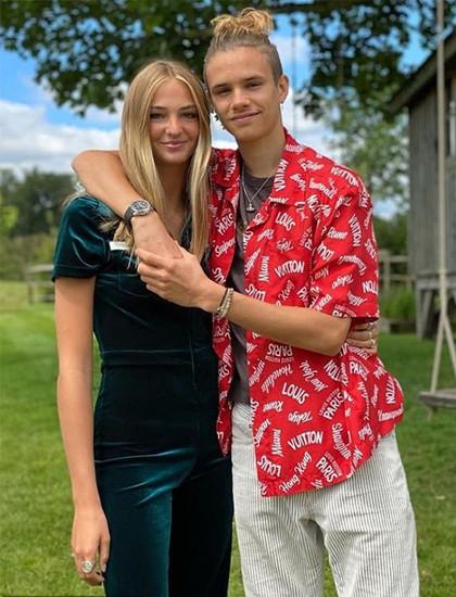 Mia Moocher sinh năm 2002 tại Anh. Mọi người thường gọi cô là Mimi. Bên cạnh việc học, Moocher đang làm người mẫu bán thời gian. Hồi tháng 10, bạn gái Romeo được mời chụp ảnh cho chiến dịch quảng cáo của thương hiệu thời trang Pretty Little Thing.