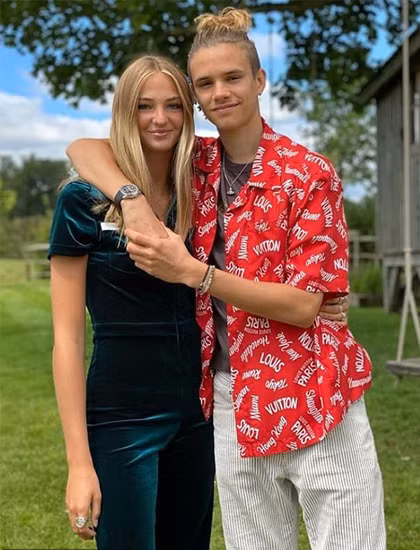 Mia Moocher sinh năm 2002 tại Anh. Mọi người thường gọi cô là Mimi. Bên cạnh việc học, Moocher đang làm người mẫu bán thời gian. Hồi tháng 10, bạn gái Romeo được mời chụp ảnh cho chiến dịch quảng cáo của thương hiệu thời trang Pretty Little Thing.