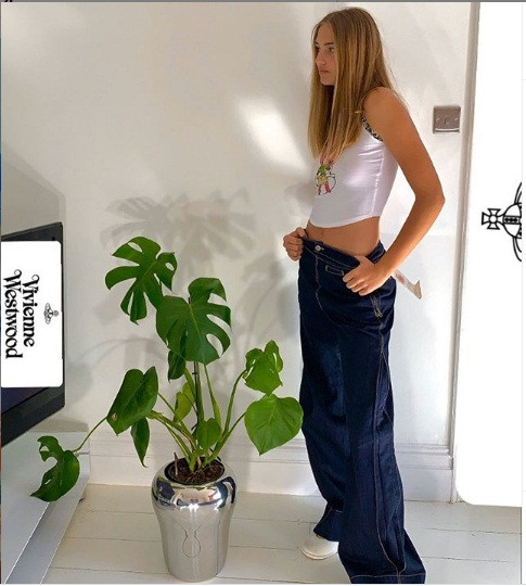 Những chiếc áo phông ôm sát phối cùng quần jeans ống rộng tôn lên chiều cao hơn 1 mét 7 của cô nàng.