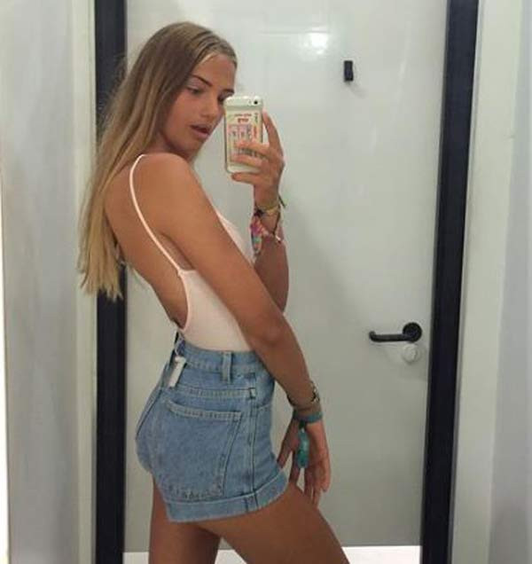 Cô nàng 17 tuổi khoe lưng trần gợi cảm khi diện chiếc áo hai dây hở lưng phối cùng quần short jeans.