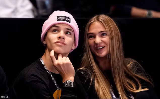 Con trai thứ hai của David Beckham là Romeo Beckham đang hẹn hò cô bạn cùng tuổi Mia Moocher. Dù mới 17 tuổi nhưng cô nàng chuộng gu ăn mặc gợi cảm và phóng khoáng.