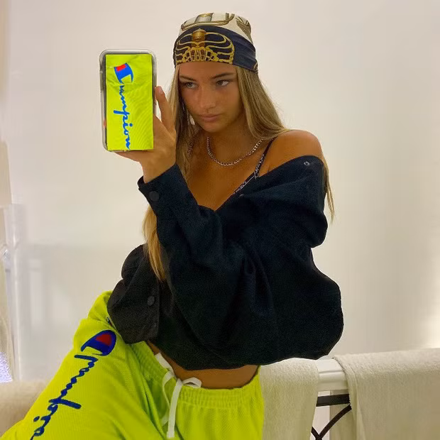 Kiểu áo bomber được Moocher phối cùng áo bratop và quần thể thao màu neon cực cá tính.