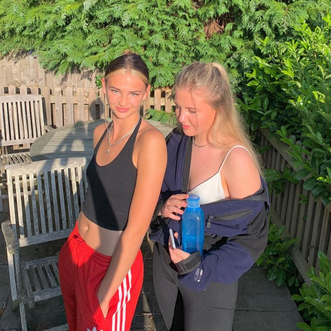 Moocher thường xuyên khoe eo thon với set đồ áo hai dây và quần thể thao. Ảnh: IG. Mời độc giả theo dõi video "Minh Hằng chia sẻ về phong cách thời trang". Nguồn: VTC.