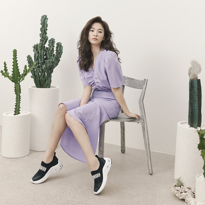 Không bó buộc vào bất cứ kiểu dáng trang phục nào, Song Hye Kyo luôn thử nghiệm nhiều phong cách thời trang khác nhau từ nữ tính, gợi cảm đến năng động, trẻ trung.