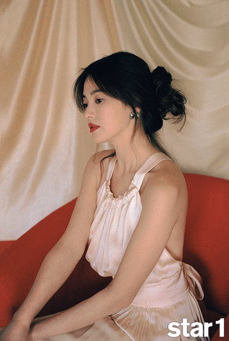 Trong một shot hình khác, Song Hye Kyo tự tin khoe lưng trần trong chiếc đầm hở hưng.