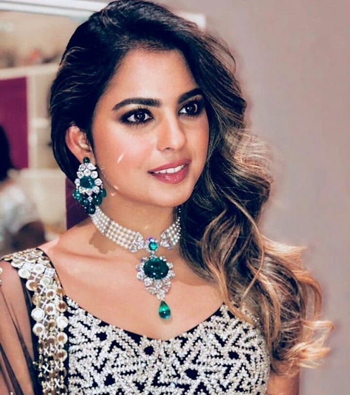 Isha Ambani quan tâm thời trang, thường góp mặt tại các tuần thời trang ở Ấn Độ và quốc tế. Cô từng diện đầm cao cấp của Dior dự dạ vũ Le Bal - sự kiện tổ chức thường niên ở Paris dành cho giới thượng lưu.
