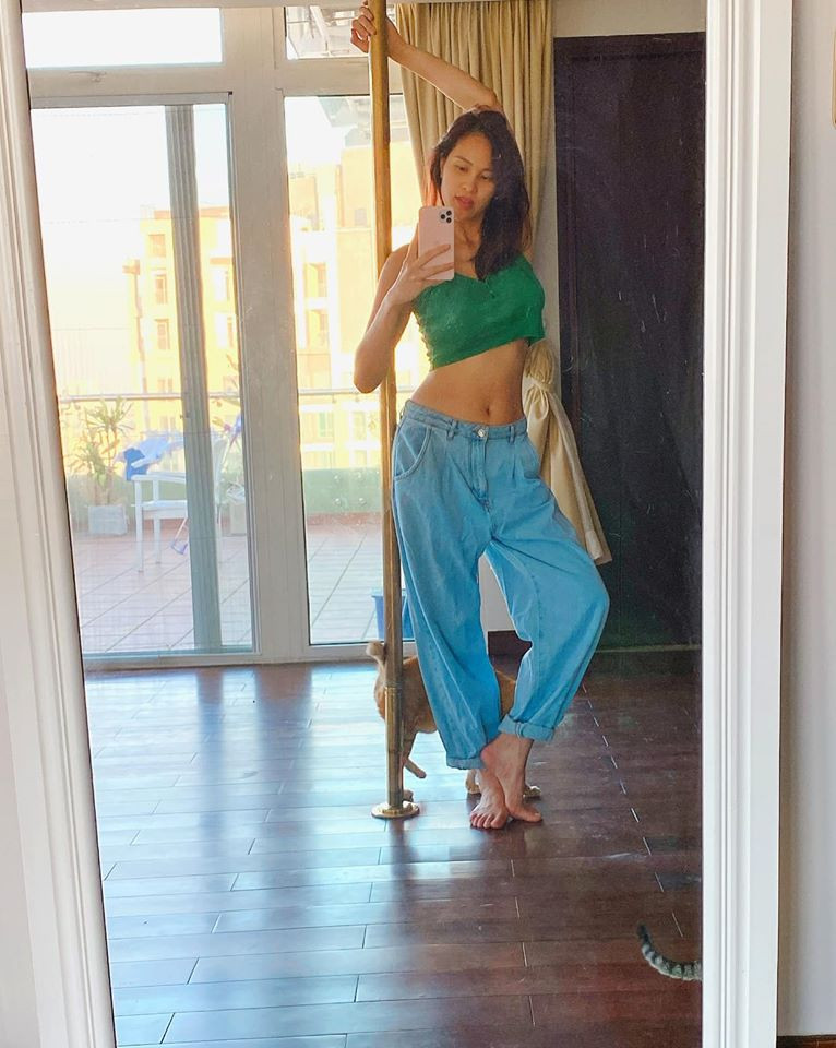 Dù mới trải qua sinh nở nhưng Phương Mai đã tự tin với những trang phục hở eo thon hút mắt.