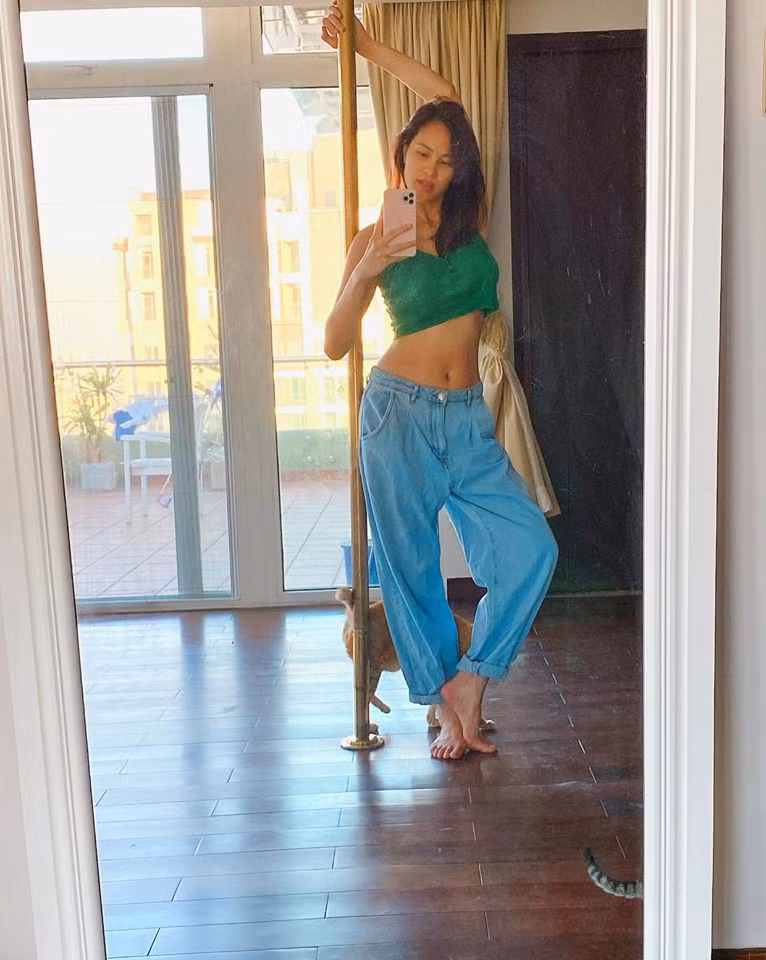 Dù mới trải qua sinh nở nhưng Phương Mai đã tự tin với những trang phục hở eo thon hút mắt.