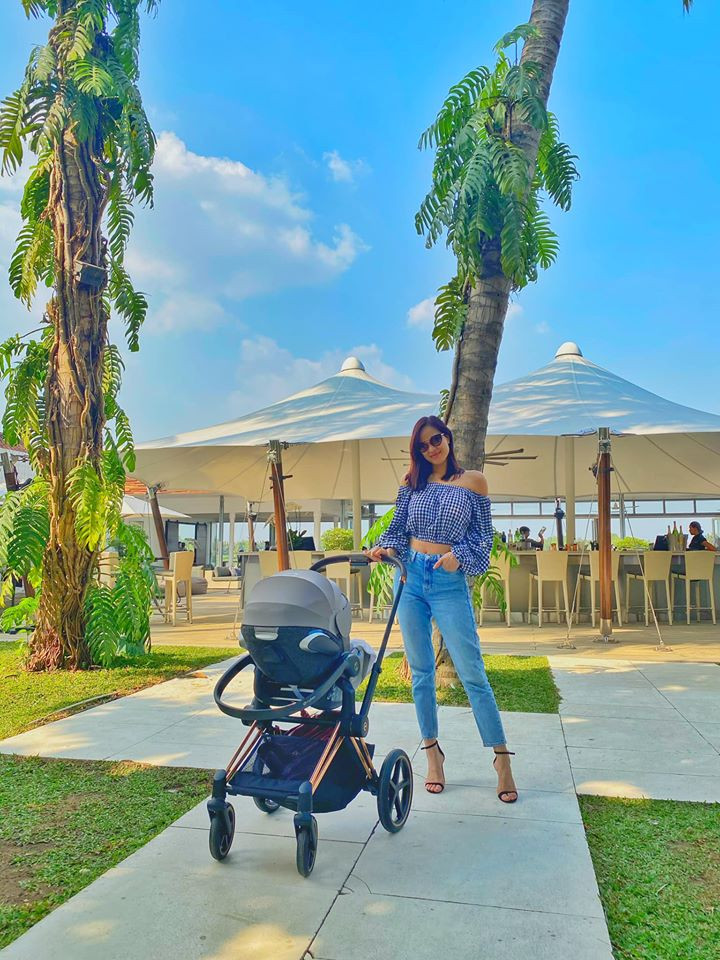 Các kiểu áo ctoptop và quần jean thường xuyên được cô diện ra đường.