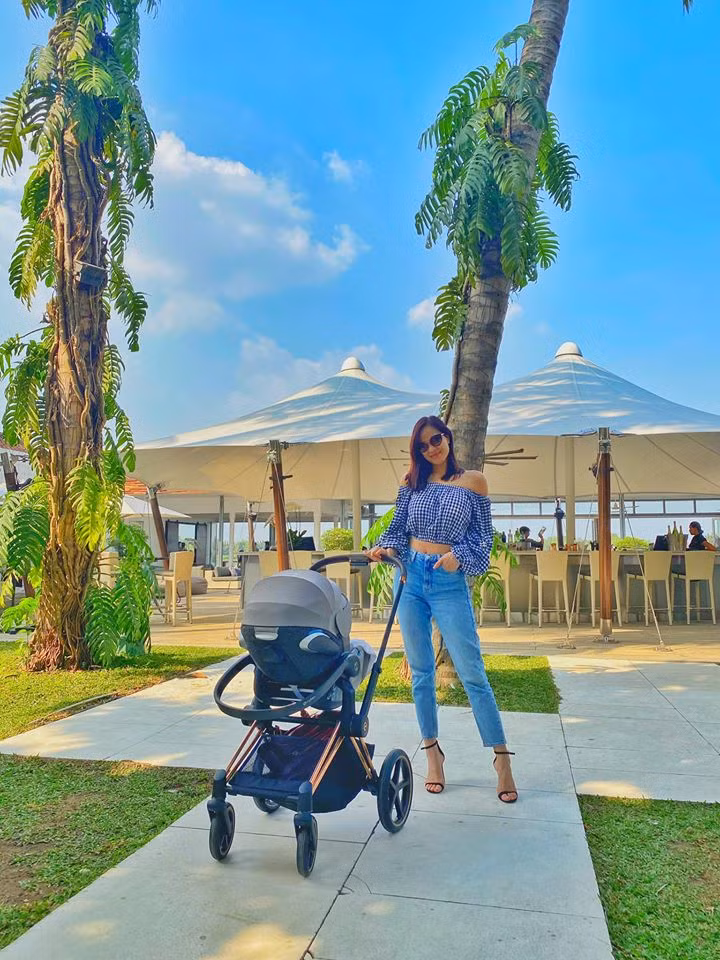 Các kiểu áo ctoptop và quần jean thường xuyên được cô diện ra đường.