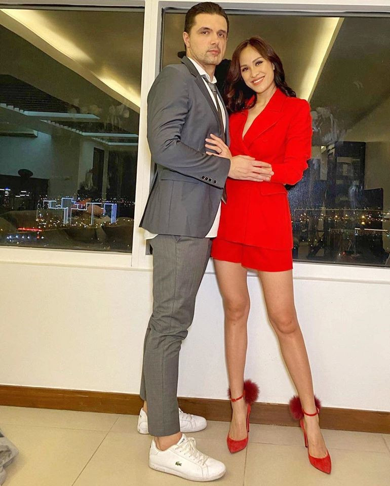 Người đẹp diện cả "cây" đồ đỏ cực nổi bật khi xuất hiện cùng chồng.