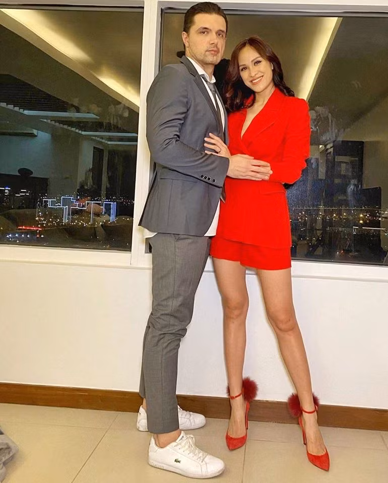 Người đẹp diện cả "cây" đồ đỏ cực nổi bật khi xuất hiện cùng chồng.