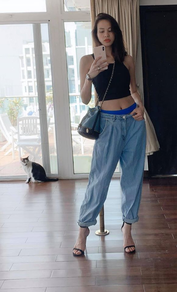 Vòng eo của người đẹp sinh năm 1990 đã khá thon gọn sau hơn 1 tháng sinh con.