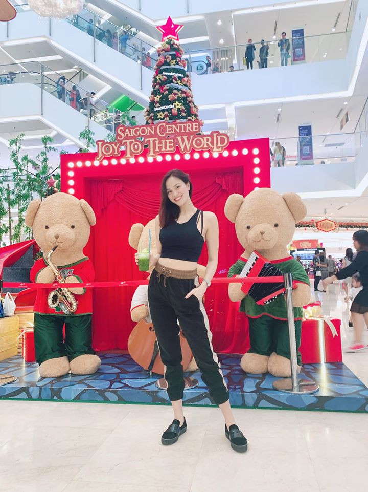 Phương Mai khoe dáng đẹp, eo thon với set đồ thể thao khỏe khoắn.