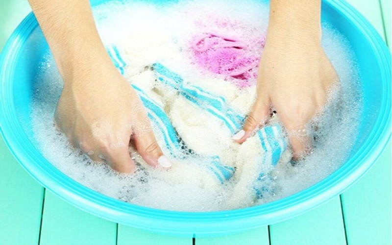 Vị trí bám vi khuẩn: Các vị trí khuỷu tay và cổ tay áo là nơi có nguy cơ bám dính virus cao nhất do đó là nơi tiếp xúc với vật dụng và các bề mặt. 