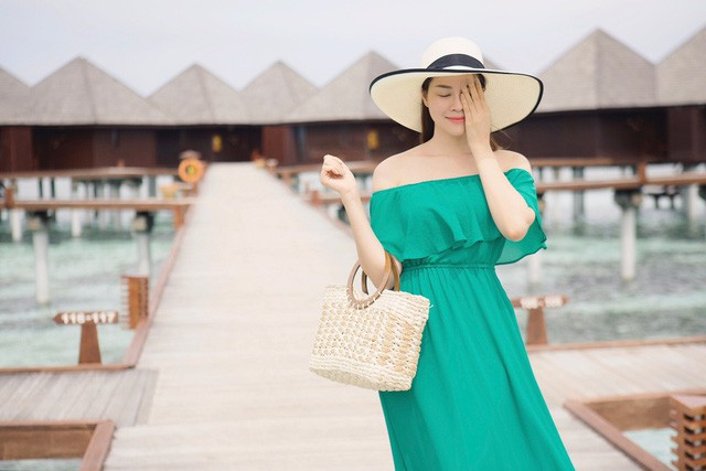 Đào Lan Phương có niềm đam mê bất tận với thời trang và du lịch. Cô là một tín đồ hàng hiệu và là khách hàng quen thuộc của nhiều thương hiệu thời trang nổi tiếng thế giới. Chiếc váy maxi màu xanh cổ vịt trễ vai giúp người đẹp trông hết sức hấp dẫn và trẻ trung.