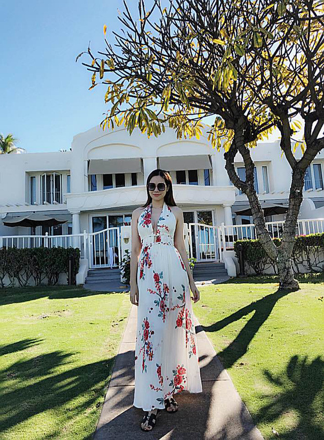 Những chiếc váy maxi dài cũng là các item mà Đào Lan Phương rất yêu thích. Nó giúp cô khoe được vóc dáng hoàn hảo và thể hiện sự dịu dàng, nữ tính của mình.