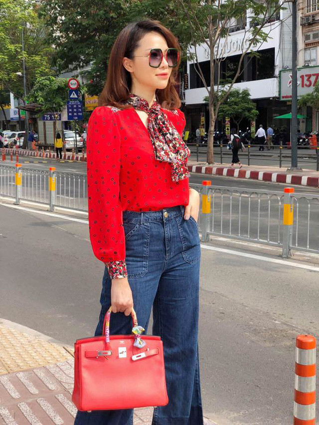 Thường xuyên sử dụng hàng hiệu đắt tiền, Lan Phương biết cách phối đồ rất tài tình, tinh tế mà không gây cảm giác phô trương.