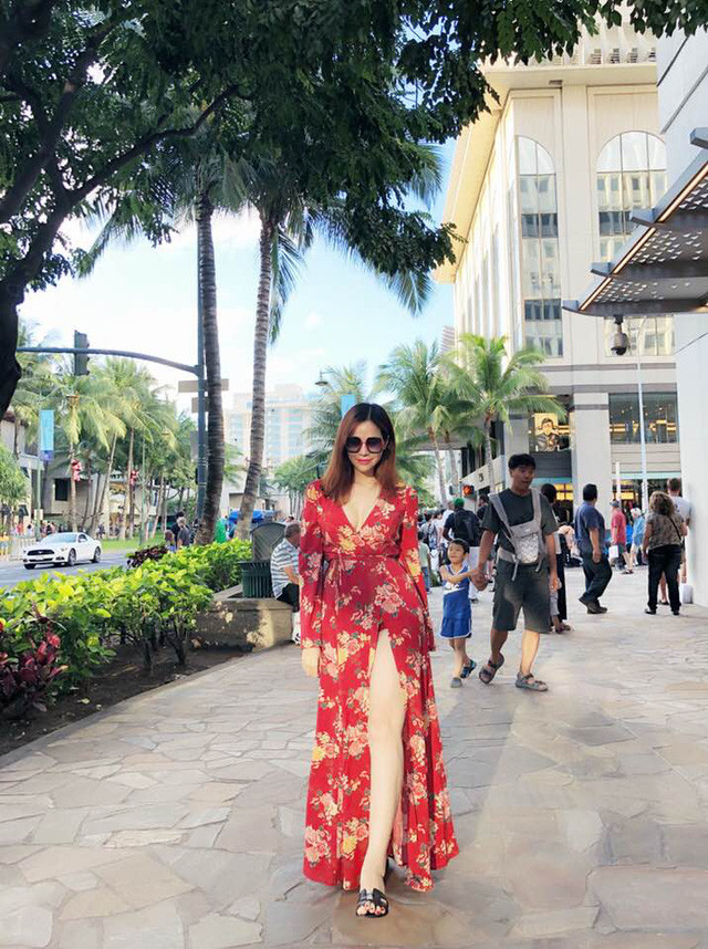 Thêm một chiếc maxi hoa cổ khoét sâu, hở bạo giúp Lan Phương trông rất nữ tính và quyến rũ hơn bao giờ hết. Ảnh: Internet. Mời độc giả theo dõi Video "Minh Hằng chia sẻ về phong cách thời trang". Nguồn: VTC.