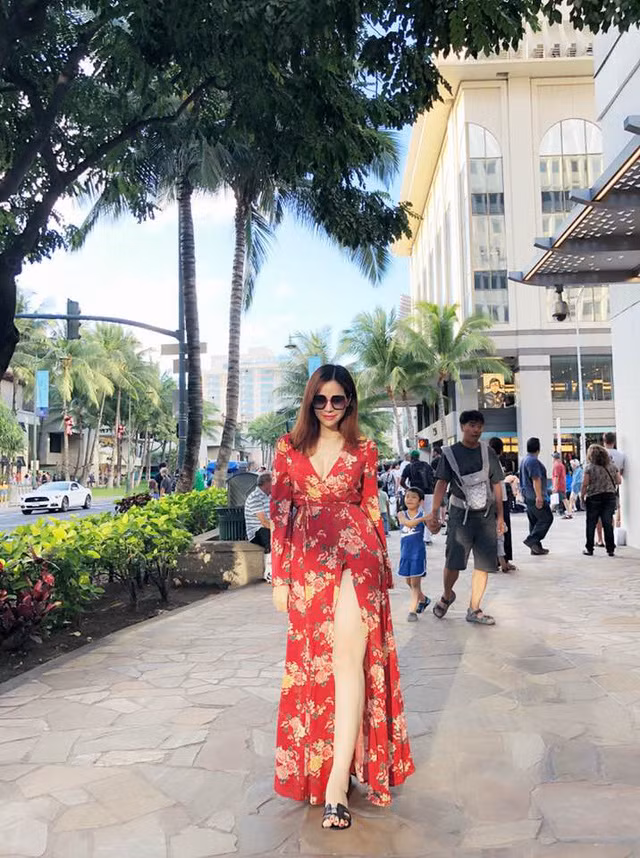 Thêm một chiếc maxi hoa cổ khoét sâu, hở bạo giúp Lan Phương trông rất nữ tính và quyến rũ hơn bao giờ hết. Ảnh: Internet. Mời độc giả theo dõi Video "Minh Hằng chia sẻ về phong cách thời trang". Nguồn: VTC.