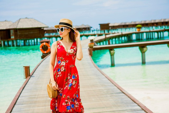 Là một tín đồ đích thực của maxi, Đào Lan Phương cũng không quên diện những chiếc váy thướt tha này khi đi biển. Chiếc váy hoa đỏ cổ sâu chữ V lại giúp Lan Phương khoe khéo léo vòng 1.
