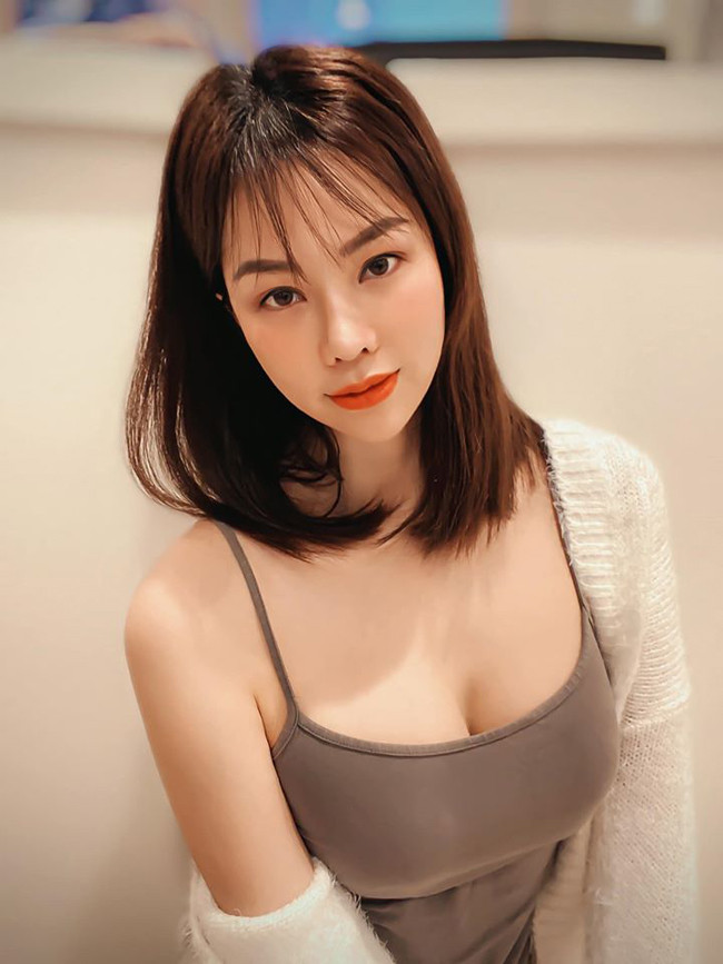 Ở độ tuổi ngoài 30, mặc dù đã qua hai lần sinh nở nhưng Đào Lan Phương vẫn giữ được ngoại hình trẻ trung và gu thời trang cực nóng bỏng, quyến rũ.