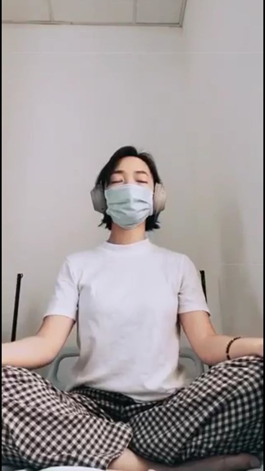 Trong khu cach ly chong dich Covid-19, Chau Bui tap mon gi de giu dang?-Hinh-3