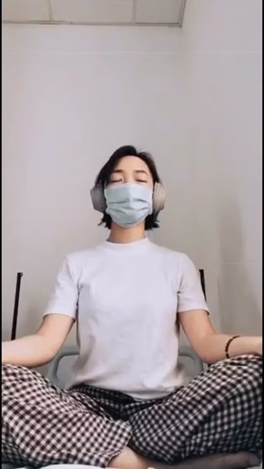 Trong khu cach ly chong dich Covid-19, Chau Bui tap mon gi de giu dang?-Hinh-3