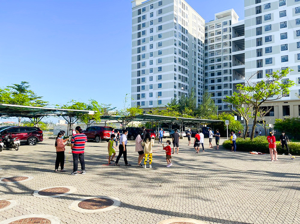 Hanh trinh mang hy vong den tre mo coi COVID-19 cua ong Truong Gia Binh