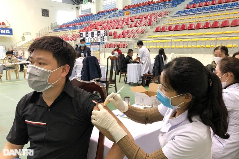 Sang 12/2, hon 6.000 benh nhan khoi benh, ca mac moi tiep tuc tang