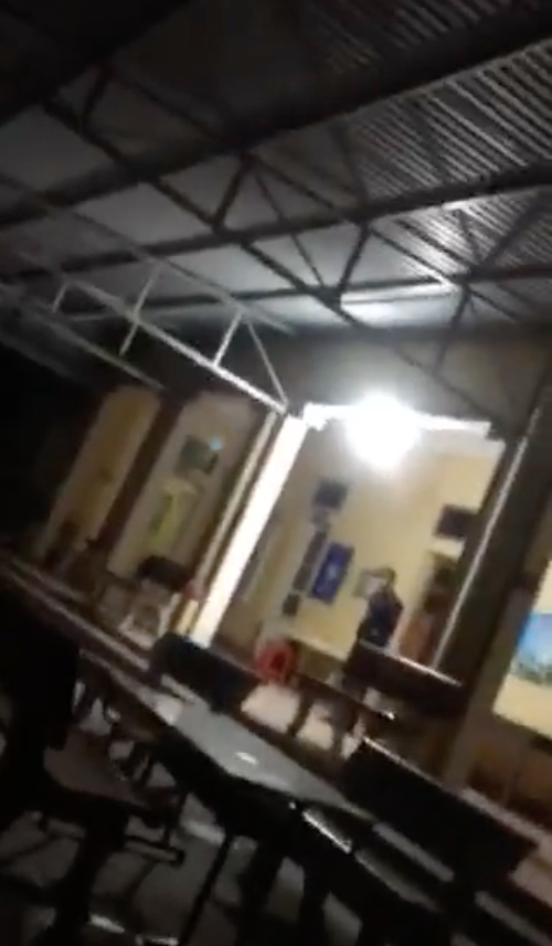 Cô gái đi xin giấy cách ly nhưng bị nhân viên trạm y tế chửi là 'con lợn' Co gai di xin giay cach ly nhung bi nhan vien tram y te chui la 'con lon'