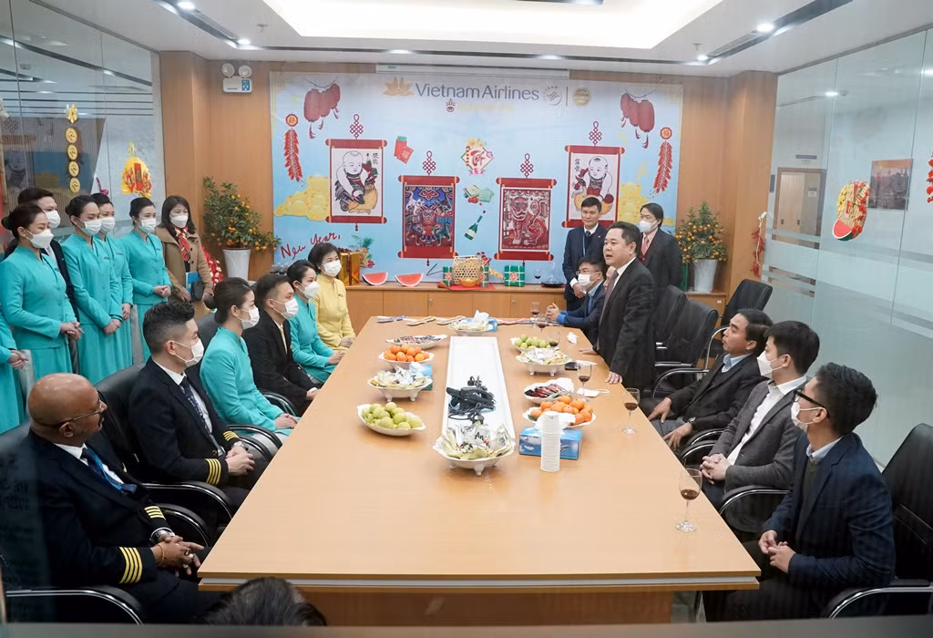 Pho Chu tich CMSC Nguyen Ngoc Canh tham, chuc Tet cac don vi tai Cang HKQT Noi Bai