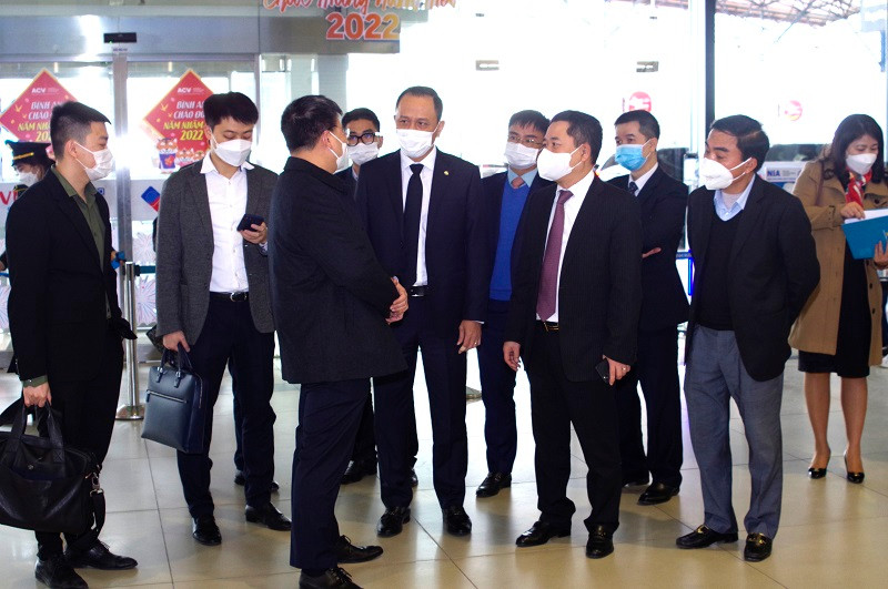 Pho Chu tich CMSC Nguyen Ngoc Canh tham, chuc Tet cac don vi tai Cang HKQT Noi Bai-Hinh-7