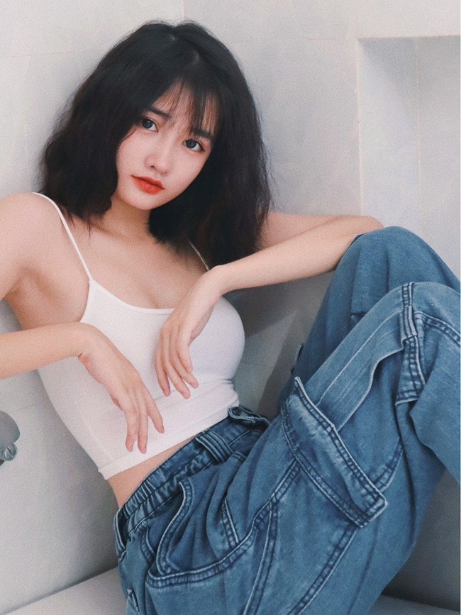 Dù rất nổi tiếng trên mạng xã hội nhưng cô gái 17 tuổi vẫn xác định việc học là quan trọng nhất ở thời điểm hiện tại.