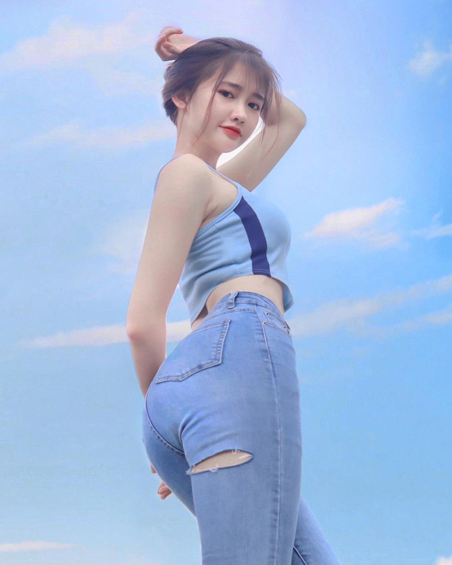 Thi thoảng, cô nàng làm mới mình với phong cách gợi cảm nhưng không táo bạo và phản cảm.