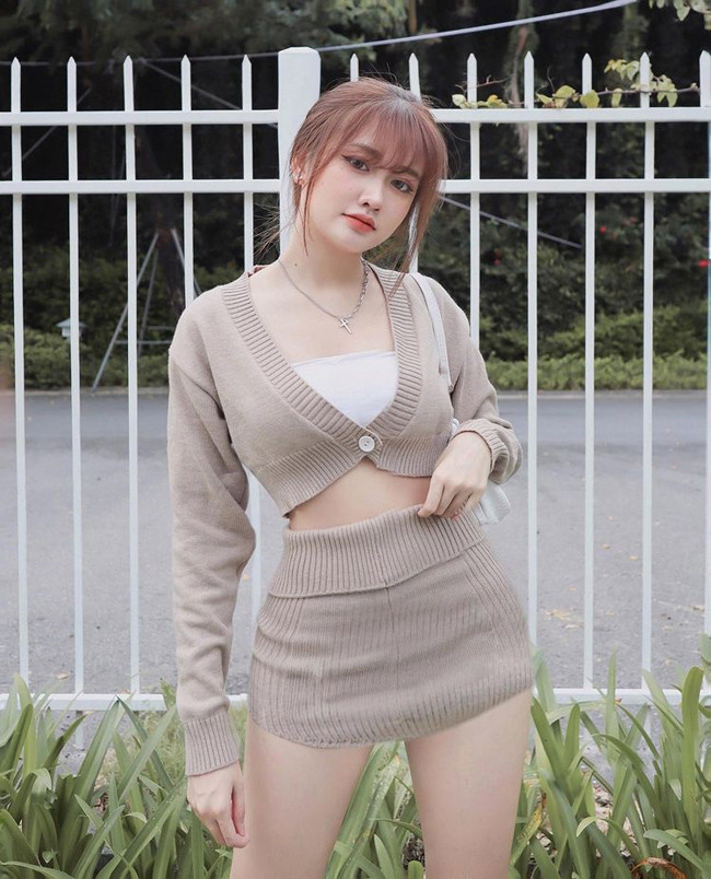 Khánh Huyền sở hữu gương mặt bầu bĩnh, đôi mắt to tròn và nụ cười ngọt ngào.