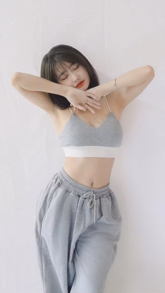 Thời gian rảnh, cô nàng thử sức với một số công việc như mẫu ảnh, giới thiệu sản phẩm làm đẹp...