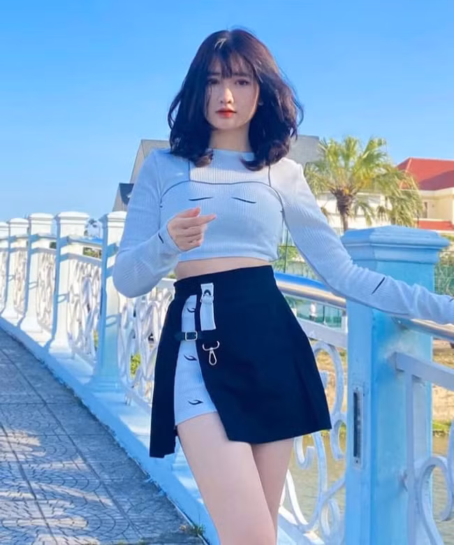 Khánh Huyền hoạt động chủ yếu trên mạng xã hội Tiktok. Cô nàng gây chú ý bởi những điệu nhảy uyển chuyển, hợp thời.