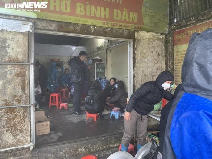 Dù đã chuẩn bị quần áo ấm, găng tay, ủng nhưng du khách hầu như không thể ở quá lâu ngoài trời do giá rét. Chính vì vậy, những hàng quán nghỉ chân (có chuẩn bị chảo than sưởi ấm) luôn đông khách.