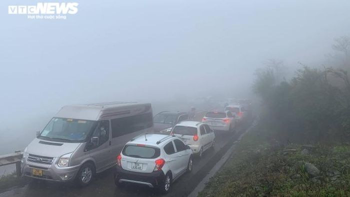 Ô tô nối đuôi nhau lên đỉnh Mẫu Sơn.